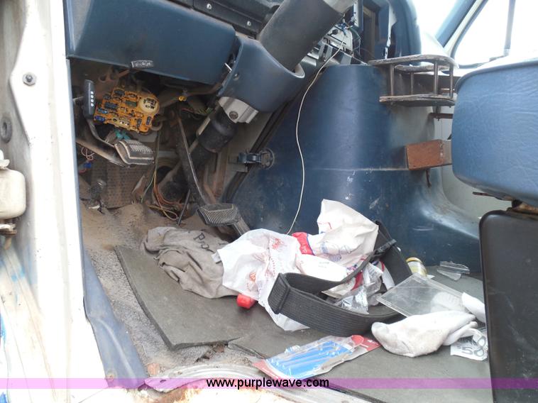 image for item I3365 1989 Ford Econoline E150 cargo van