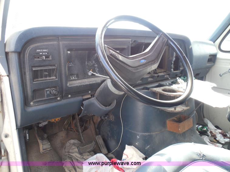 image for item I3365 1989 Ford Econoline E150 cargo van