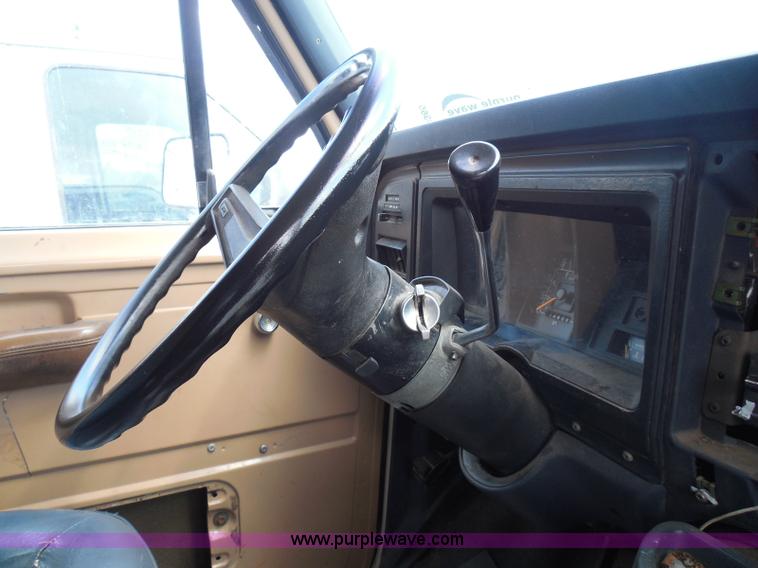 image for item I3365 1989 Ford Econoline E150 cargo van