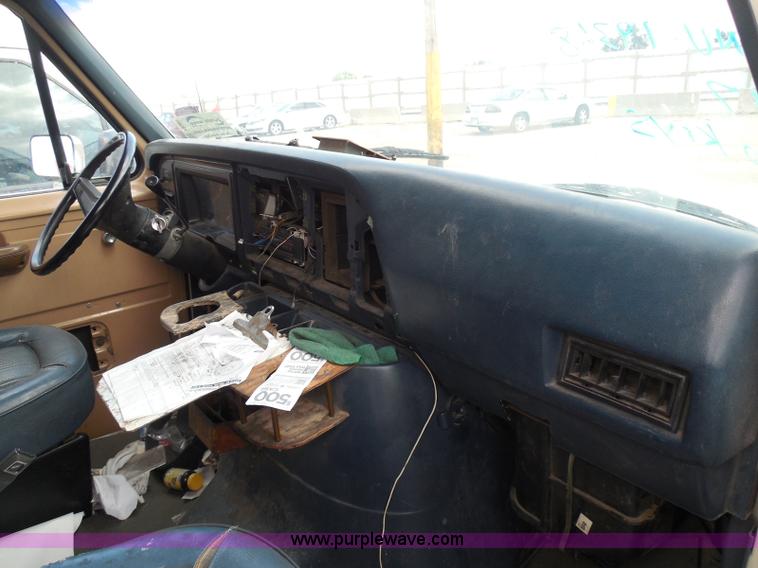 image for item I3365 1989 Ford Econoline E150 cargo van
