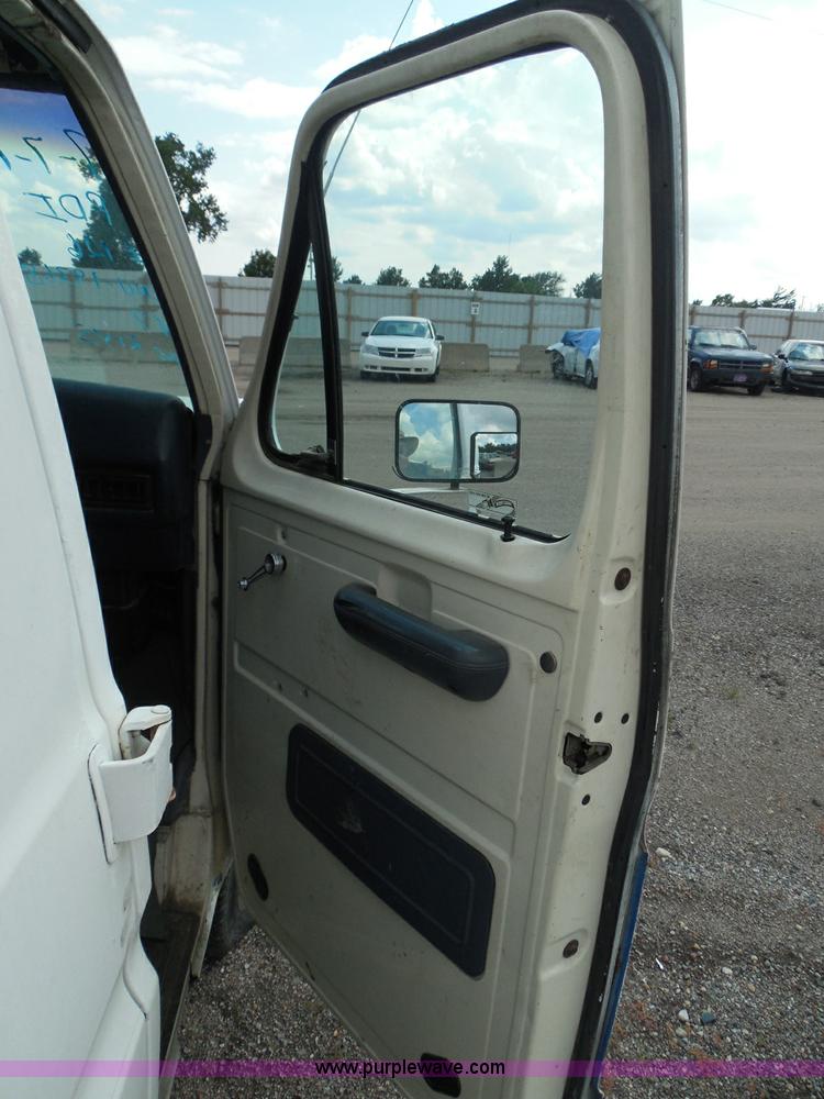 image for item I3365 1989 Ford Econoline E150 cargo van