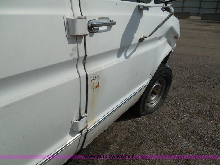image for item I3365 1989 Ford Econoline E150 cargo van