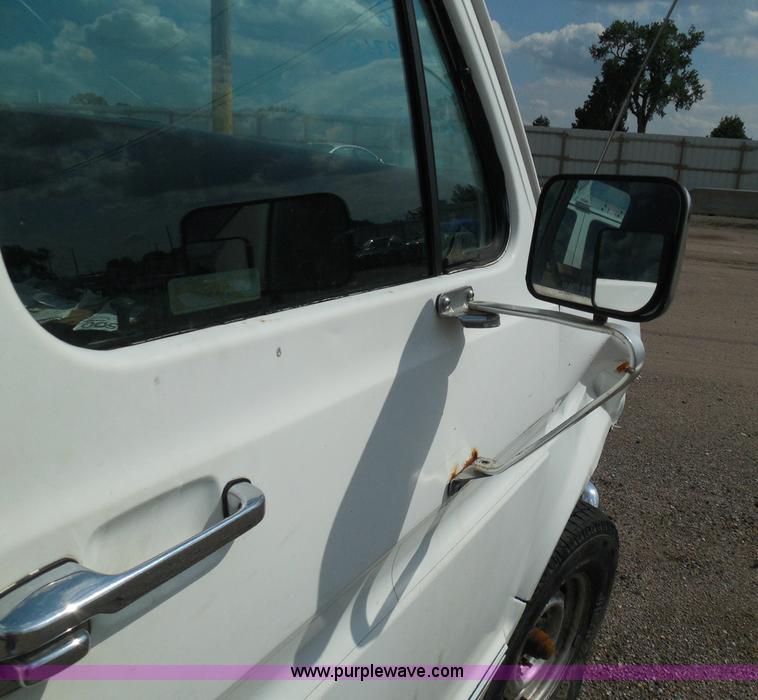 image for item I3365 1989 Ford Econoline E150 cargo van