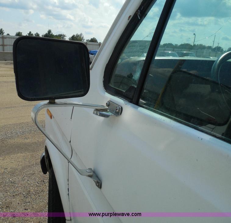 image for item I3365 1989 Ford Econoline E150 cargo van