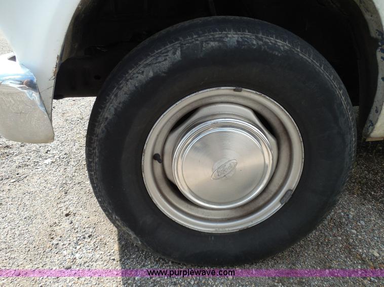 image for item I3365 1989 Ford Econoline E150 cargo van