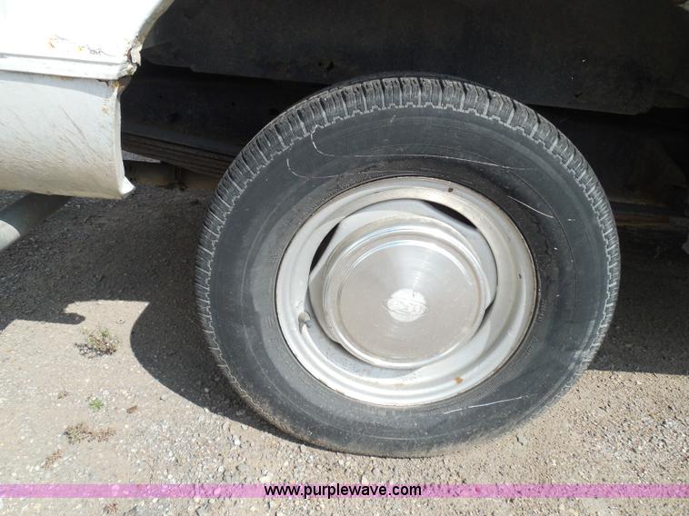 image for item I3365 1989 Ford Econoline E150 cargo van