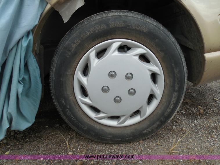 image for item I3366 2000 Dodge Stratus SE