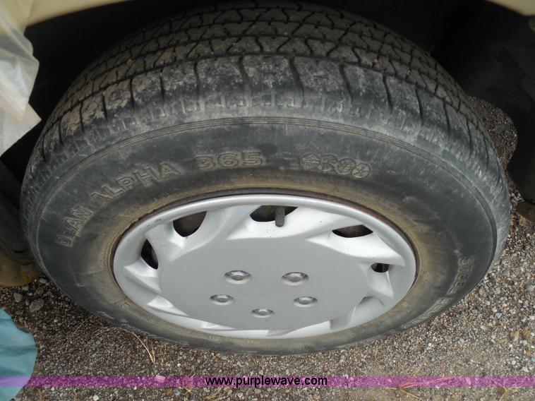 image for item I3366 2000 Dodge Stratus SE