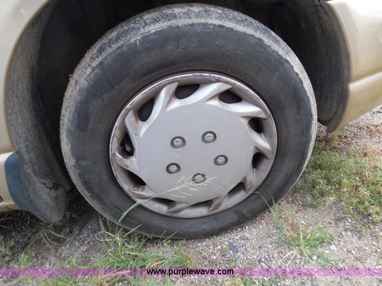 image for item I3366 2000 Dodge Stratus SE