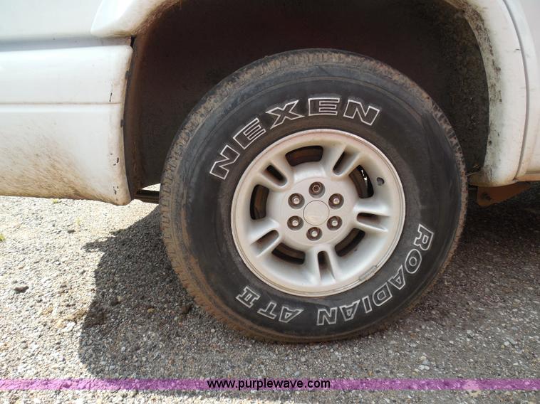 image for item I3367 2000 Dodge Durango SLT SUV