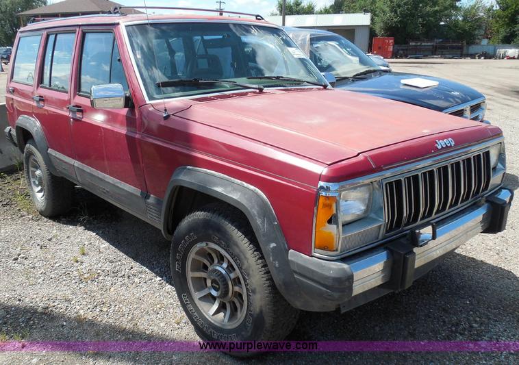 image for item I3369 1990 Jeep Cherokee Laredo SUV