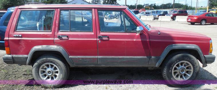 image for item I3369 1990 Jeep Cherokee Laredo SUV