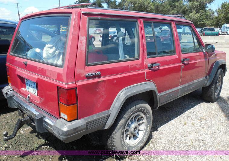 image for item I3369 1990 Jeep Cherokee Laredo SUV
