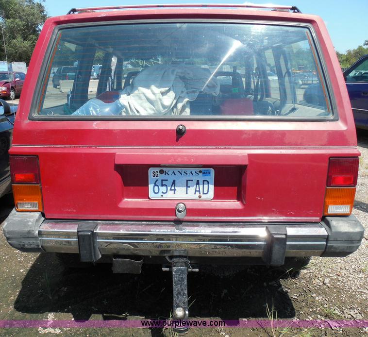 image for item I3369 1990 Jeep Cherokee Laredo SUV