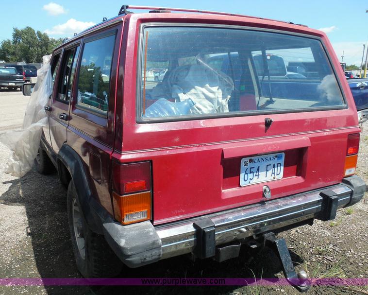 image for item I3369 1990 Jeep Cherokee Laredo SUV