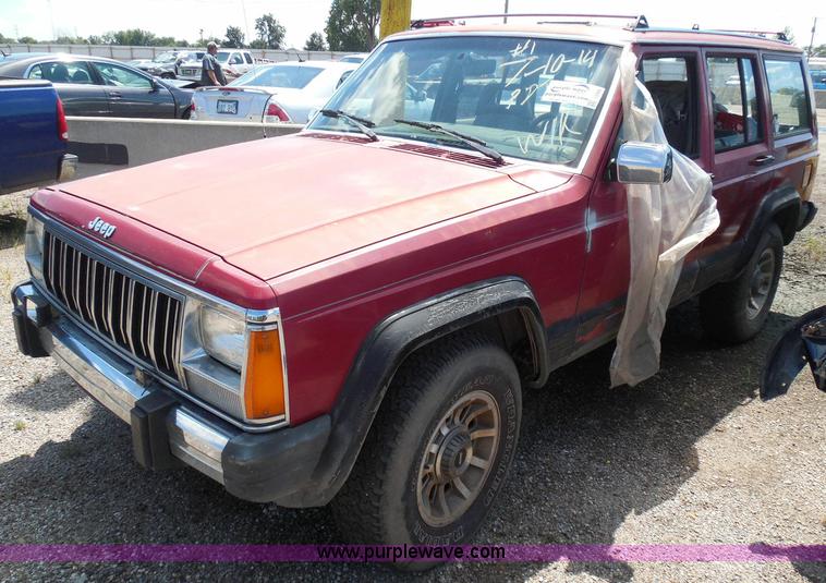image for item I3369 1990 Jeep Cherokee Laredo SUV