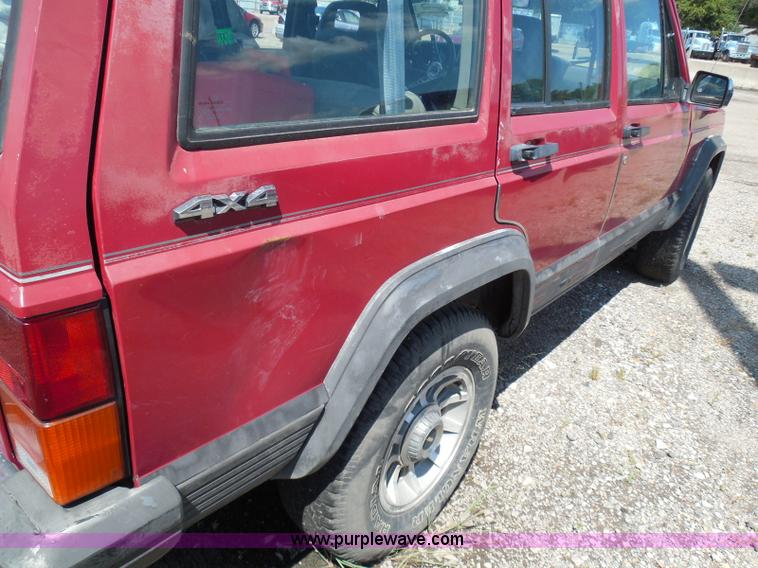 image for item I3369 1990 Jeep Cherokee Laredo SUV