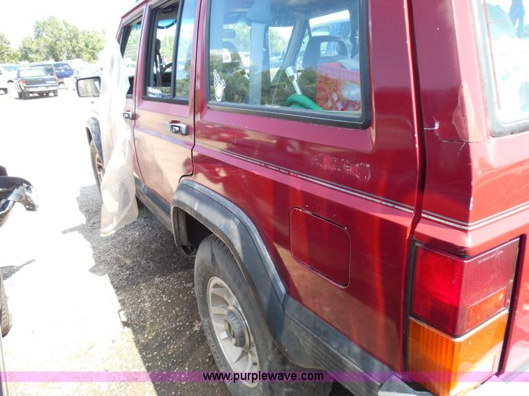 image for item I3369 1990 Jeep Cherokee Laredo SUV