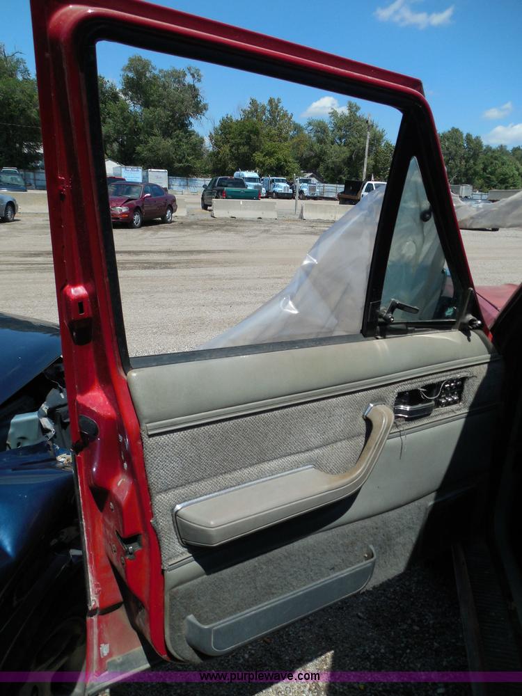 image for item I3369 1990 Jeep Cherokee Laredo SUV