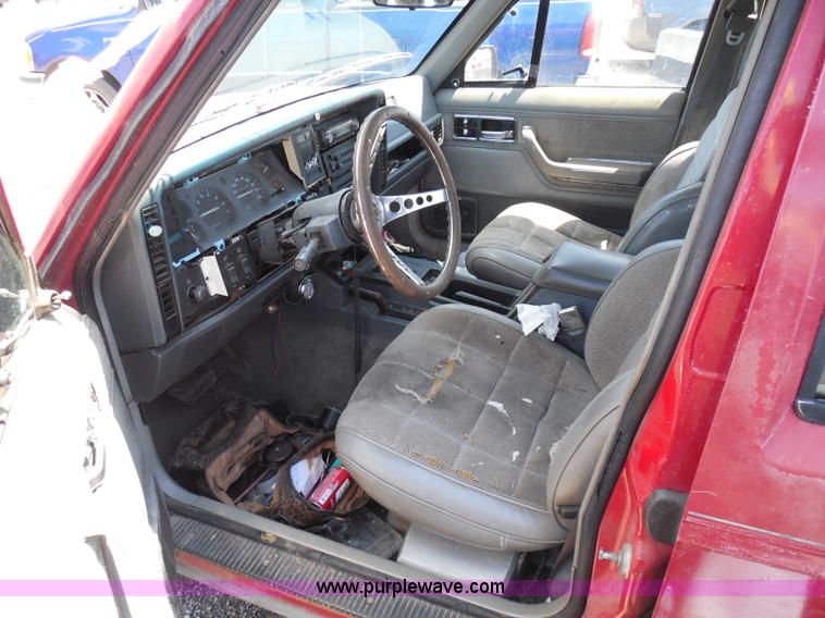 image for item I3369 1990 Jeep Cherokee Laredo SUV