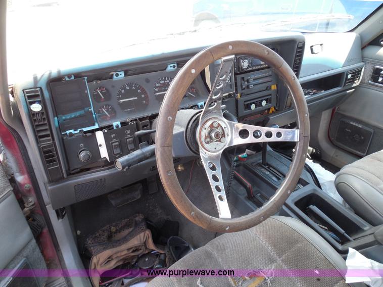 image for item I3369 1990 Jeep Cherokee Laredo SUV