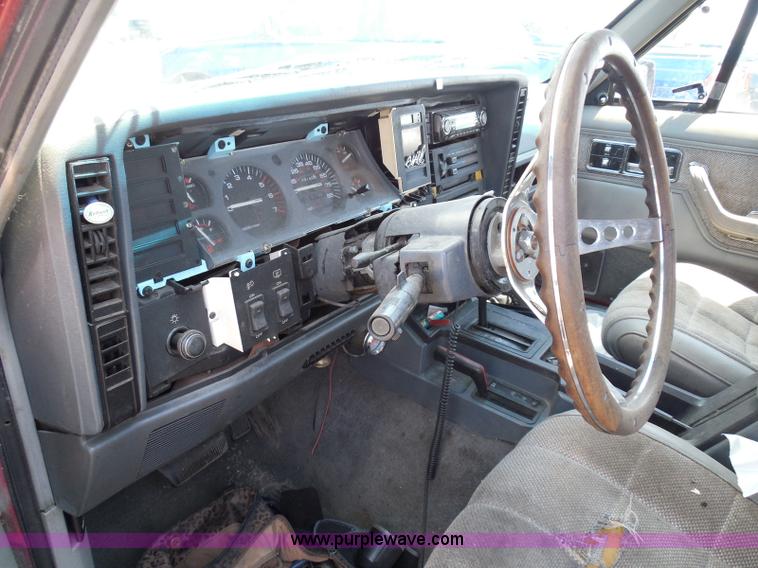 image for item I3369 1990 Jeep Cherokee Laredo SUV