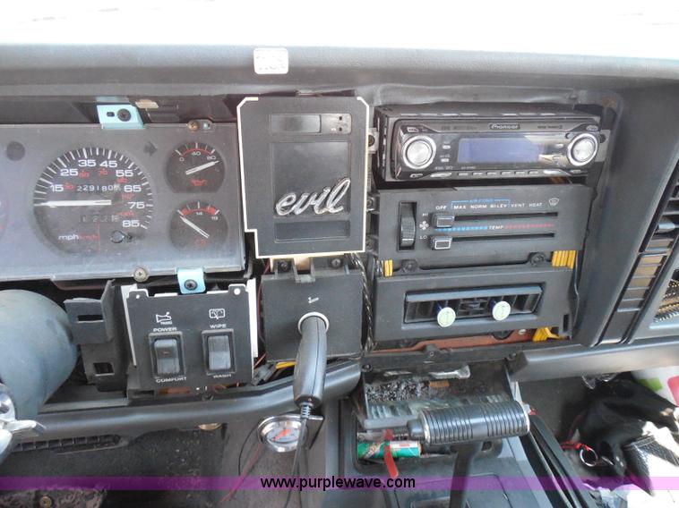 image for item I3369 1990 Jeep Cherokee Laredo SUV