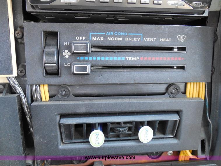 image for item I3369 1990 Jeep Cherokee Laredo SUV