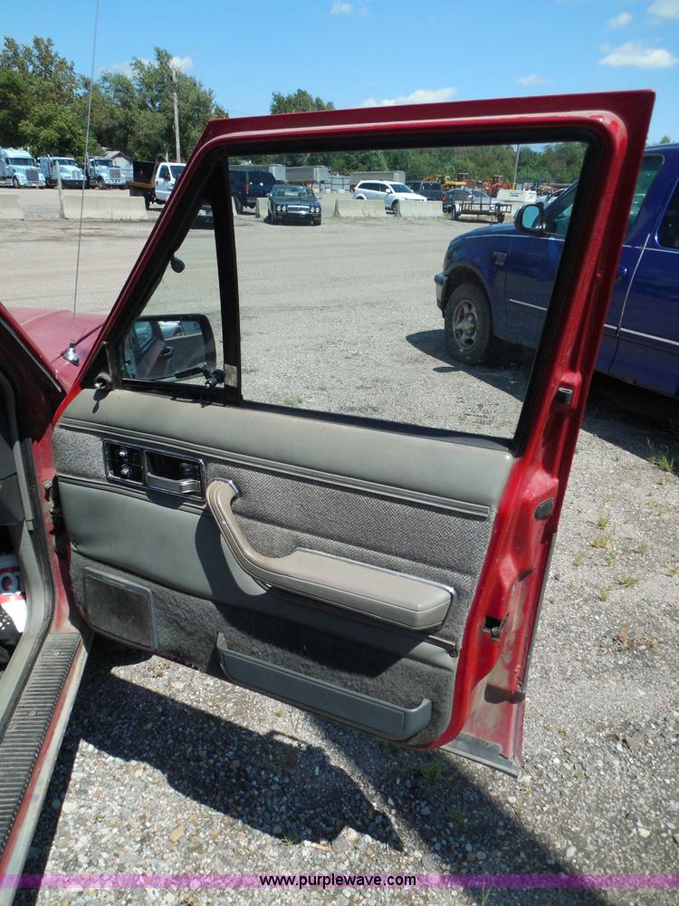 image for item I3369 1990 Jeep Cherokee Laredo SUV