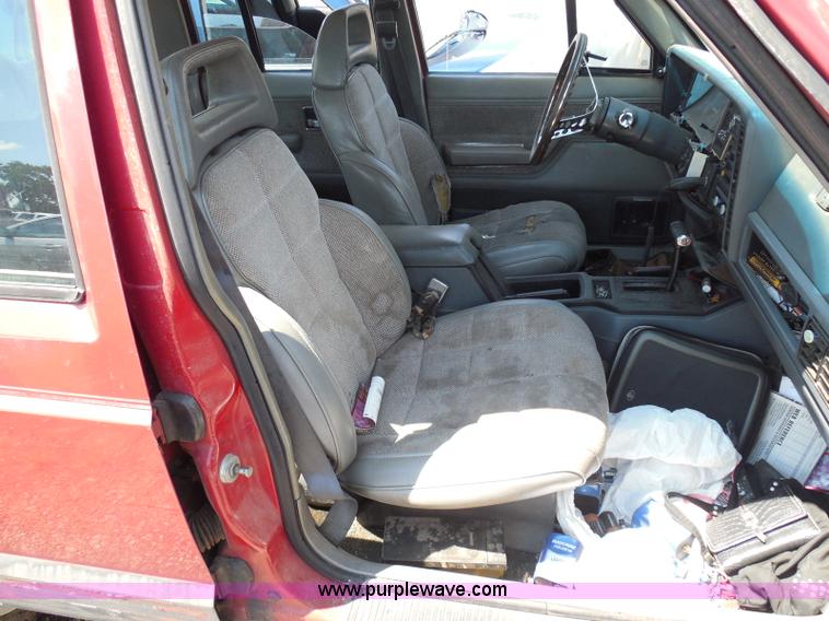 image for item I3369 1990 Jeep Cherokee Laredo SUV