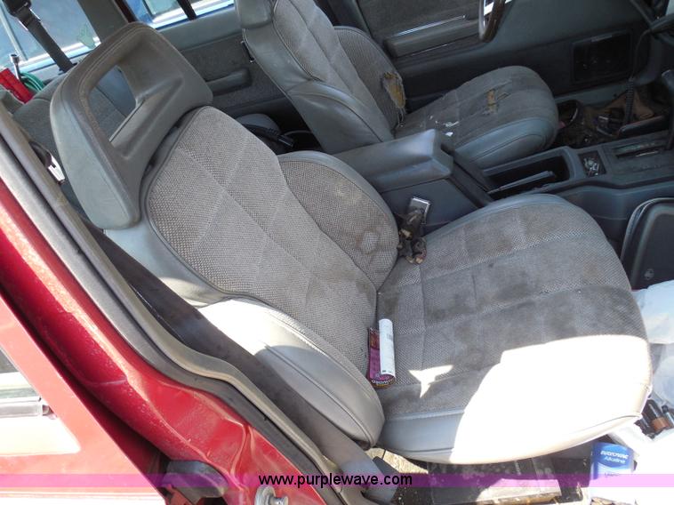 image for item I3369 1990 Jeep Cherokee Laredo SUV