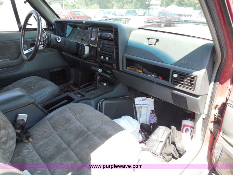 image for item I3369 1990 Jeep Cherokee Laredo SUV