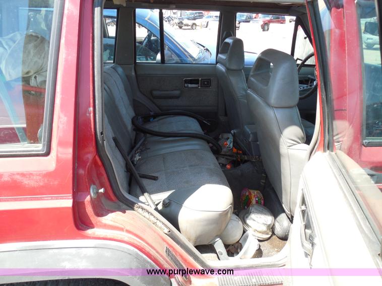 image for item I3369 1990 Jeep Cherokee Laredo SUV