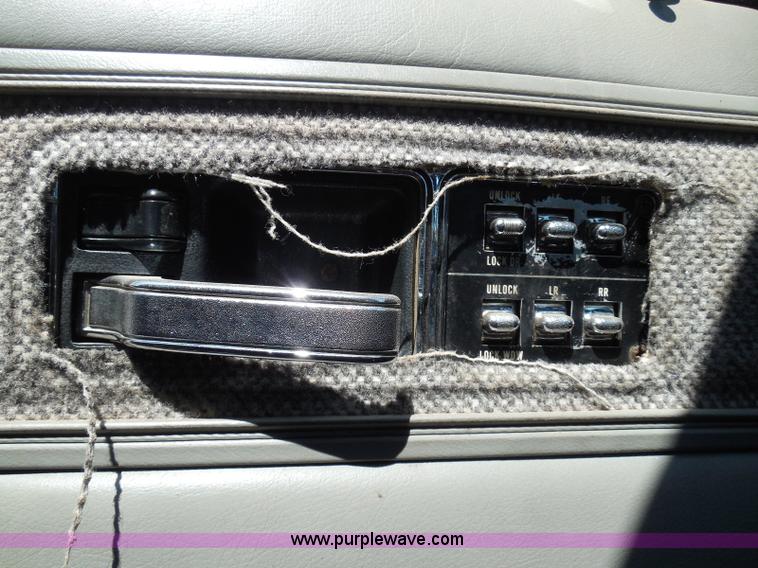 image for item I3369 1990 Jeep Cherokee Laredo SUV