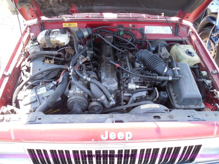 image for item I3369 1990 Jeep Cherokee Laredo SUV