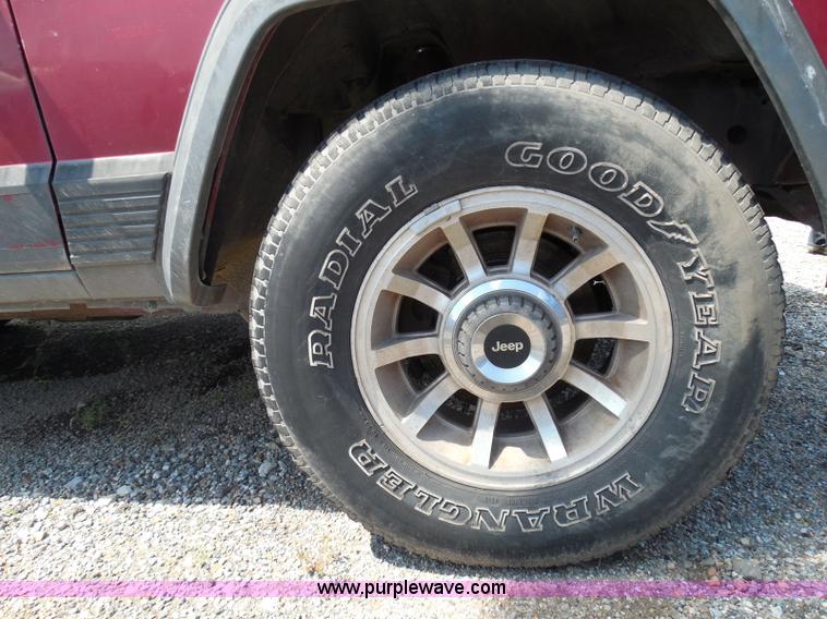 image for item I3369 1990 Jeep Cherokee Laredo SUV