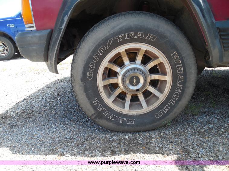 image for item I3369 1990 Jeep Cherokee Laredo SUV