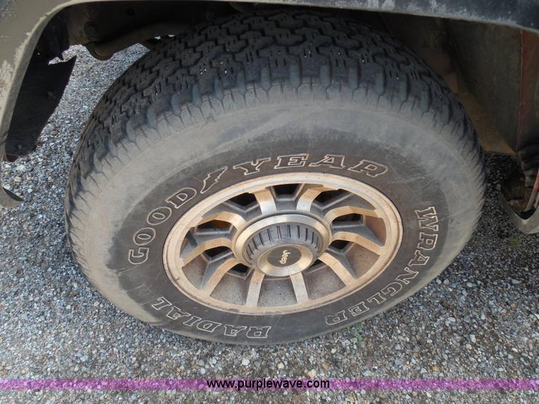 image for item I3369 1990 Jeep Cherokee Laredo SUV