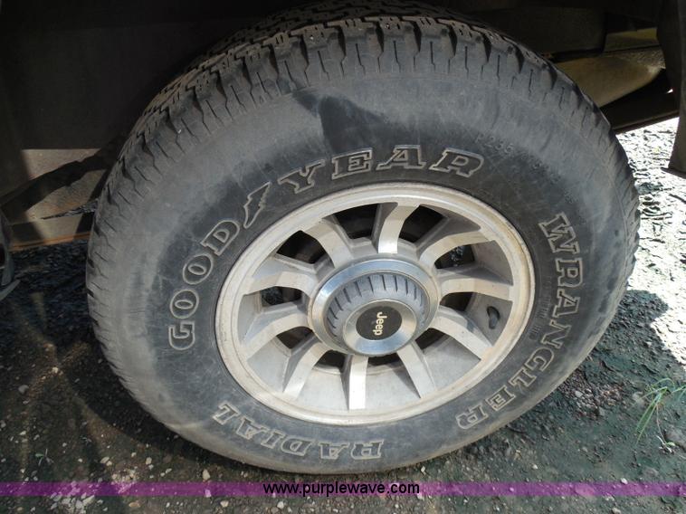 image for item I3369 1990 Jeep Cherokee Laredo SUV