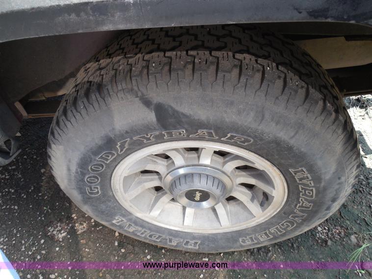 image for item I3369 1990 Jeep Cherokee Laredo SUV