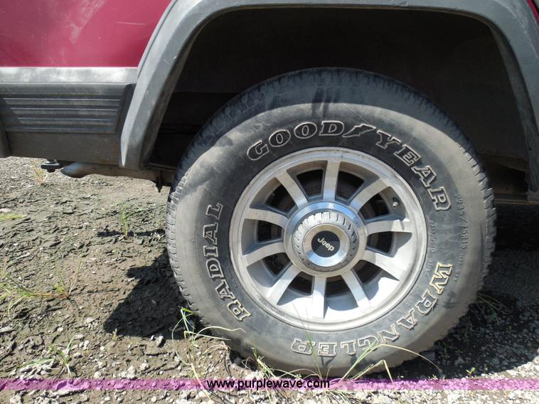 image for item I3369 1990 Jeep Cherokee Laredo SUV