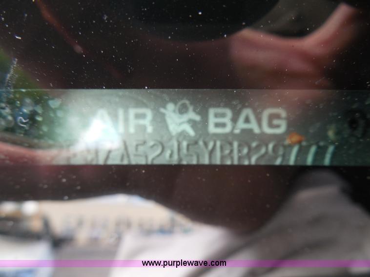 image for item I3390 2000 Ford Windstar SE van