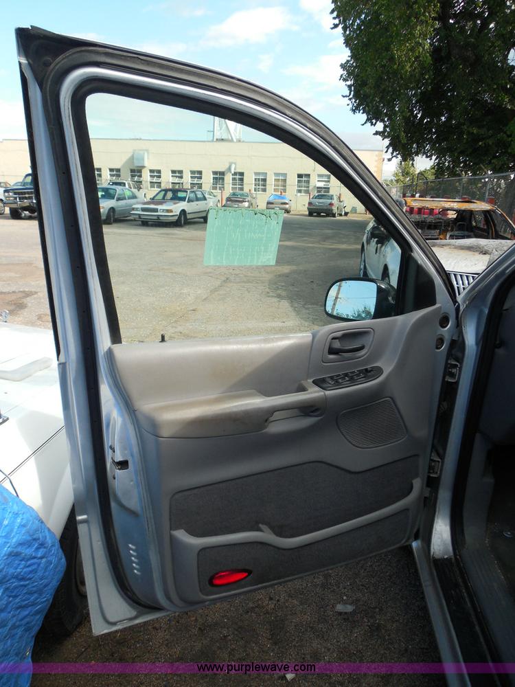 image for item I3390 2000 Ford Windstar SE van