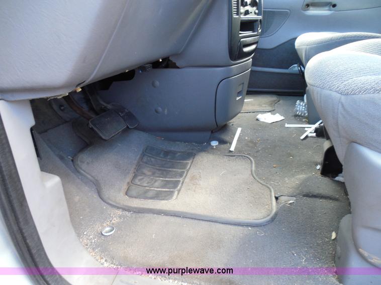 image for item I3390 2000 Ford Windstar SE van