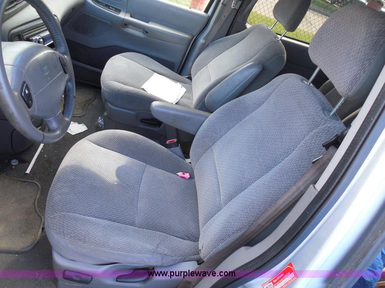 image for item I3390 2000 Ford Windstar SE van