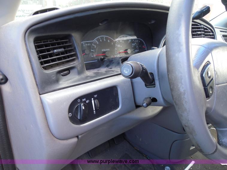 image for item I3390 2000 Ford Windstar SE van