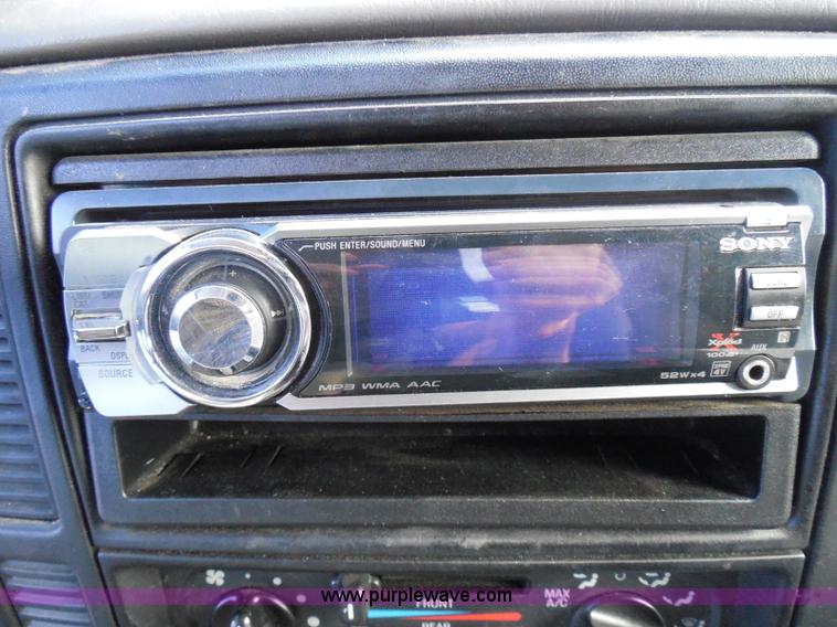 image for item I3390 2000 Ford Windstar SE van