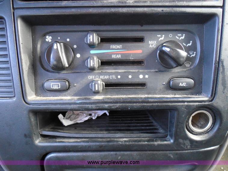 image for item I3390 2000 Ford Windstar SE van