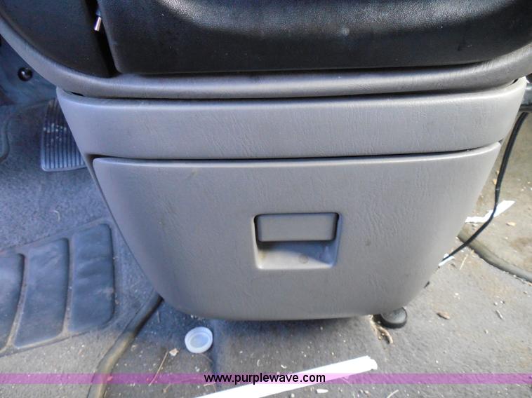 image for item I3390 2000 Ford Windstar SE van