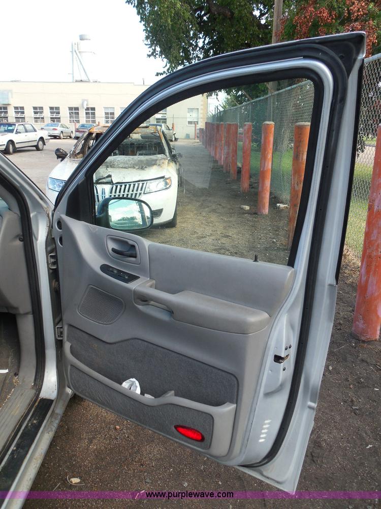 image for item I3390 2000 Ford Windstar SE van